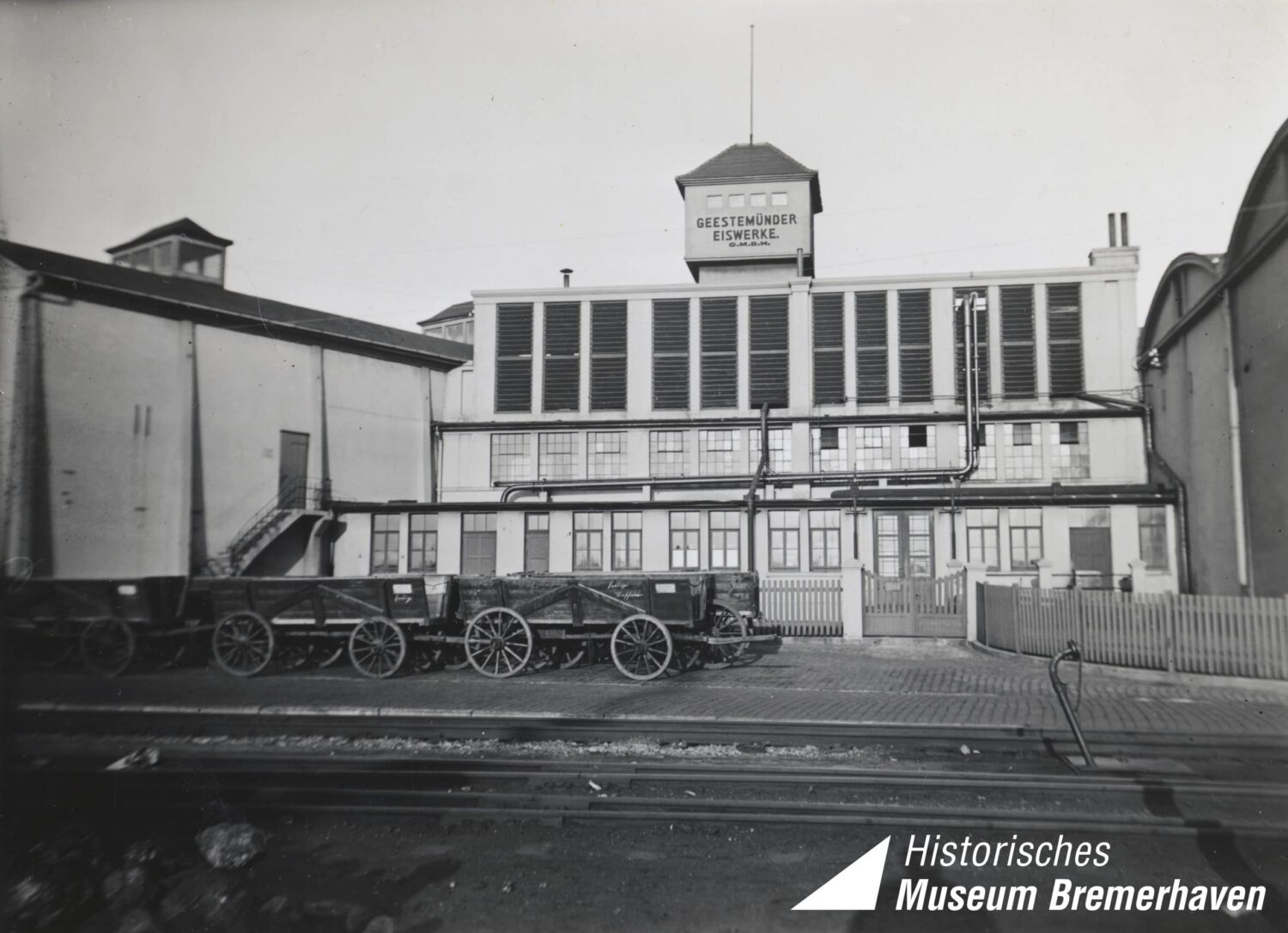 04_Eisweke_Aussenansicht_ca-1920_Logo-scaled-1